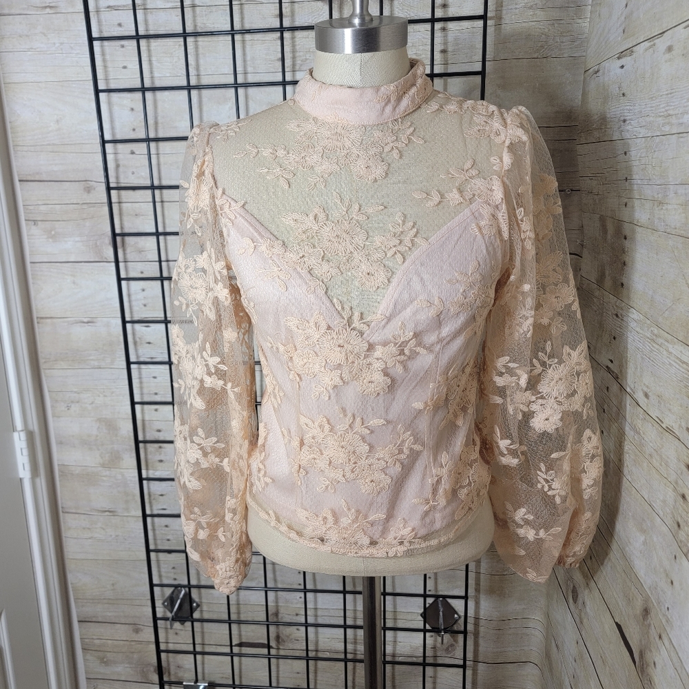 Puffy sleeve sheer lace top, color peach